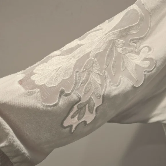 Chic White Embroidered Women's Sweatshirt - Picture 3 of 4